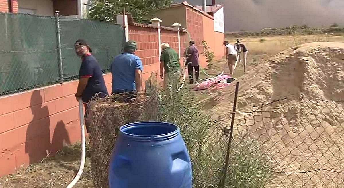 Vecinos tratan de evitar que las llamas lleguen a su pueblo
