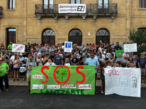 Frente al ayuntamiento de Berango (Foto Lantzarte Bizirik)