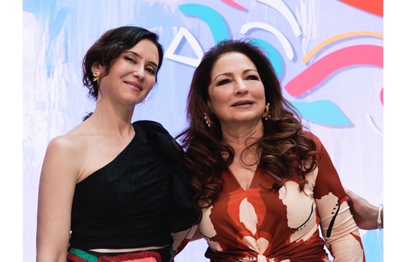 Isabel Díaz Ayuso, presidenta de la Comunidad de Madrid junto a Gloria Stefan en la presentación de la semana de la Hispanidad, 2025