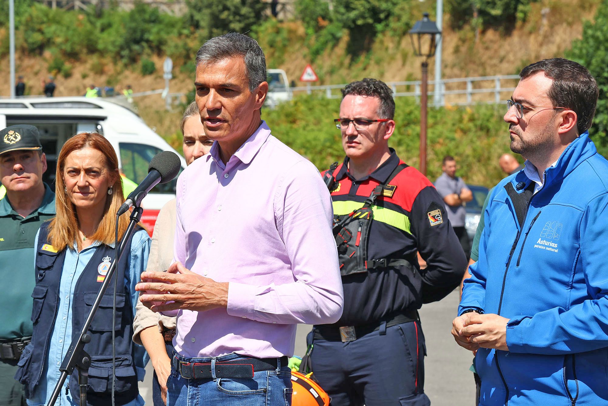 El presidente del Gobierno, Pedro Sánchez, durante su comparecencia tras visitar la zona de Somiedo y Cangas del Narcea afectada por los incendios.