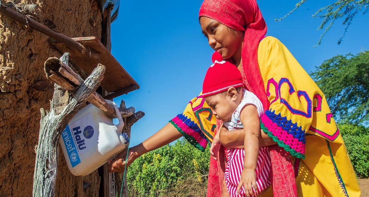 En el municipio de Manaure, en La Guajira (Colombia), se refleja la realidad de 2.000 millones de personas en todo el plneta: una mujer se lava las manos en una instalación conocida como "tippy taps". | Foto: UNICEF/Guillermo Ossa