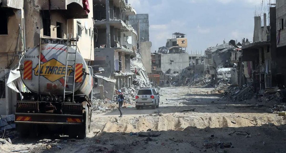 Un equipo de las Naciones Unidas intenta entregar combustible al hospital Nasser al que ahora las fuerzas israelíes han lanzado bombardeos múltiples. | Foto: UNOCHA/Themba Linden