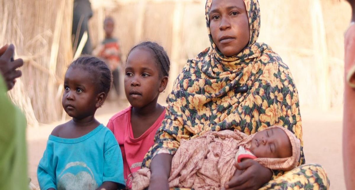 Una familia desplazada se instala en Tawila tras huir de los combates en Al Fasher, escenario de la tragedia en Darfur del Norte. | Foto: UNICEF/Mohammed Jamal