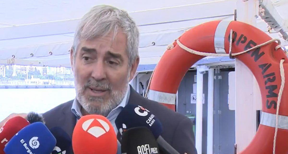 Fernando Clavijo, presidente de Canarias, a bordo del Open Arms.