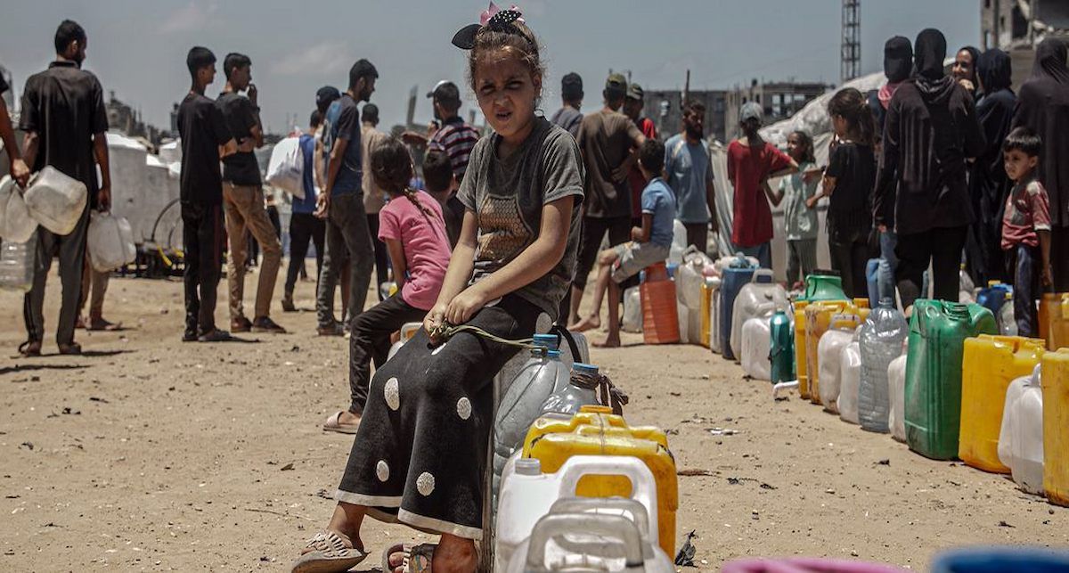 Una niña hace cola para conseguir agua en Gaza. | Foto: UNICEF/Mohammed Nateel