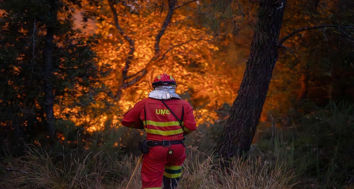 Un efectivo de la Unidad Militar de Emergencias durante la extinción de un incendio en Orense (UME)