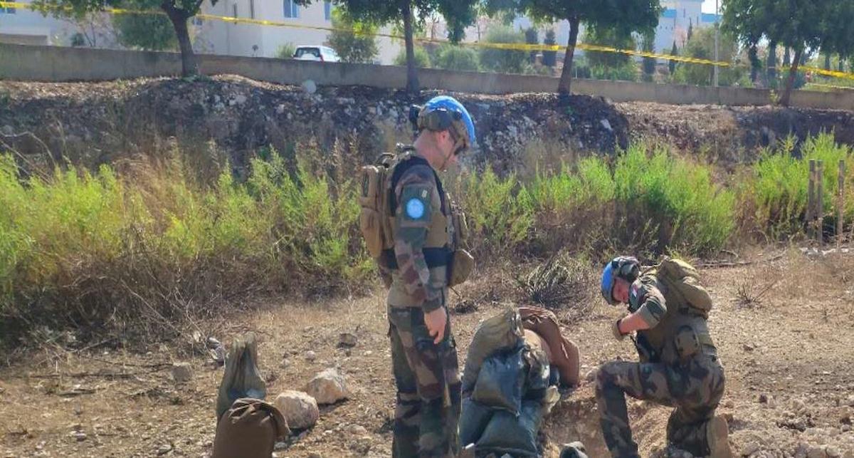 Un equipo especializado en desactivación de bombas de la FPNUL se encarga de los artefactos explosivos sin detonar cerca del campamento Green Hill de la misión. | Foto: UNIFIL