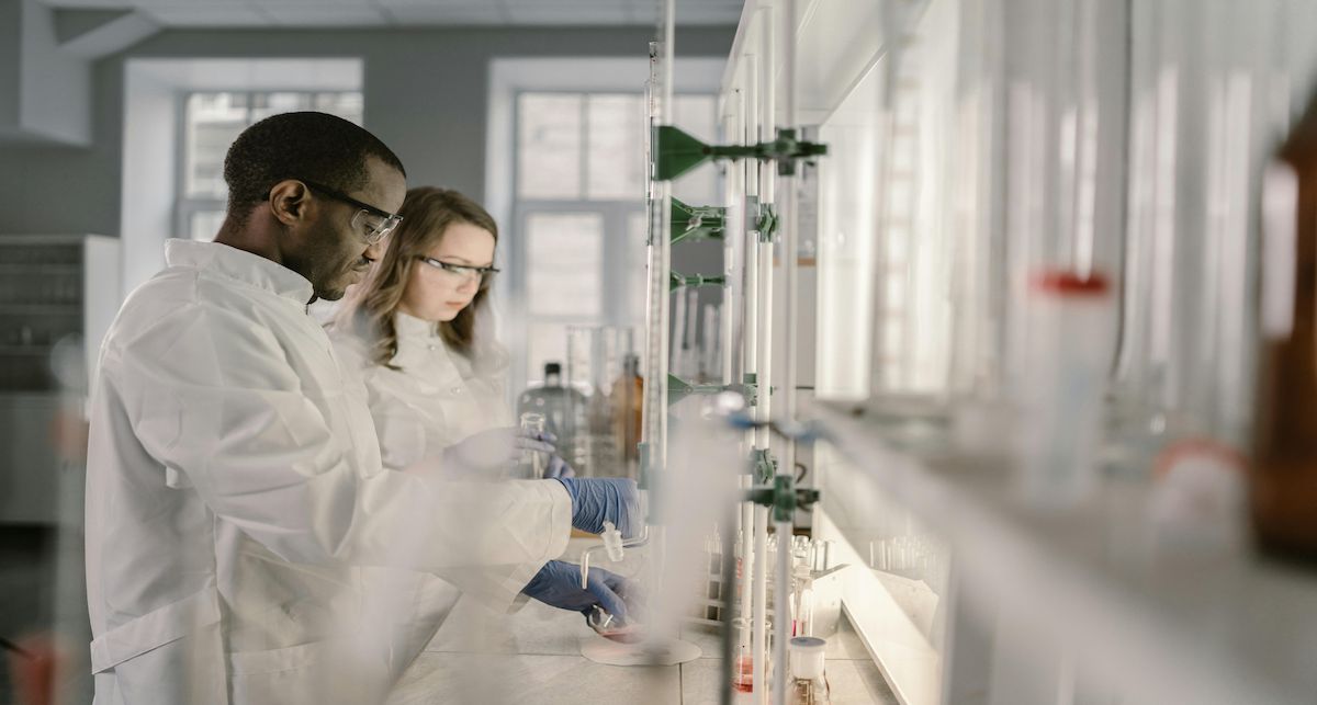 Para conseguir el modelo se ha usado la técnica de imagen ganadora del Premio Nobel en la que se congelan moléculas y se capturan miles de instantáneas de las mismas. | Foto: Mikhail Nilov/Pexels