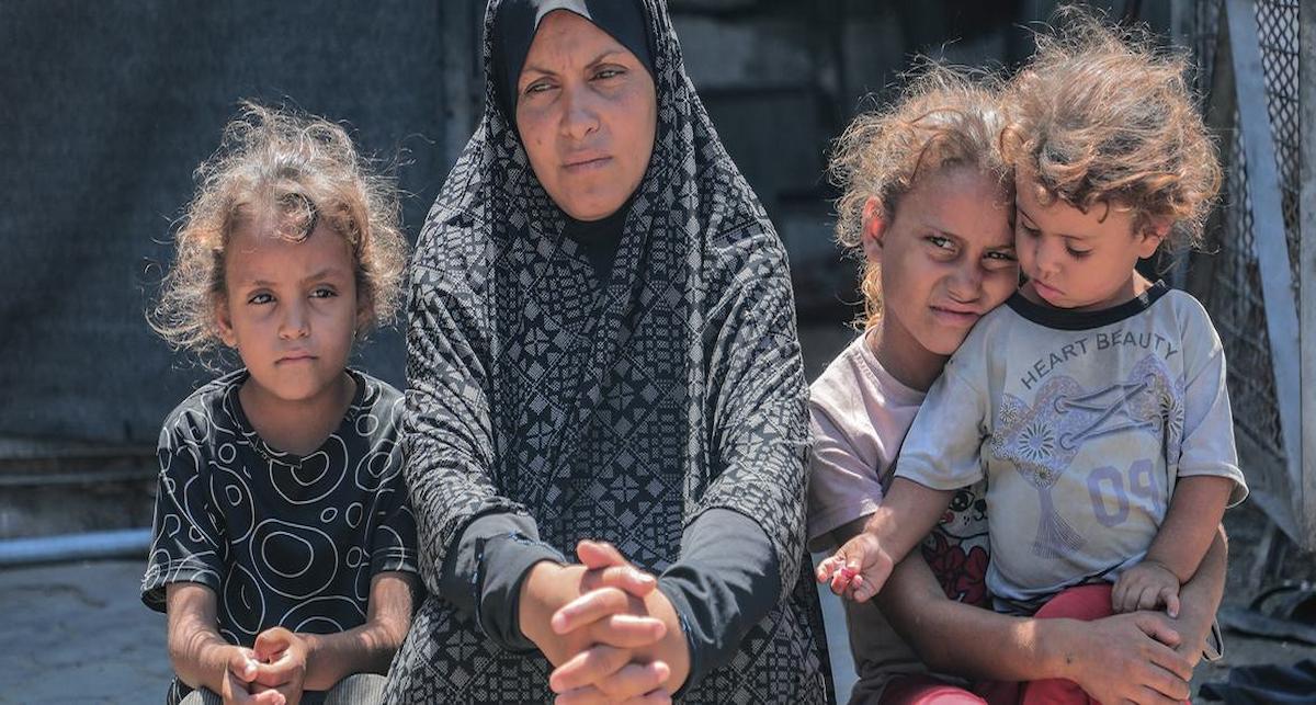 Una mujer con sus hijos en el norte de Gaza. | Foto: UNICEF/Mohammed Nateel