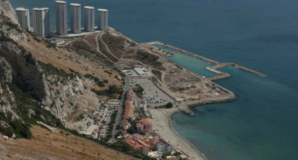 Otro de los asuntos que los ecologistas llevarán a Bruselas son las promociones inmobiliarias gibraltareñas durante 2025 en la zona de la cara este del peñón. | Foto: Verdemar-Ecologistas en Acción