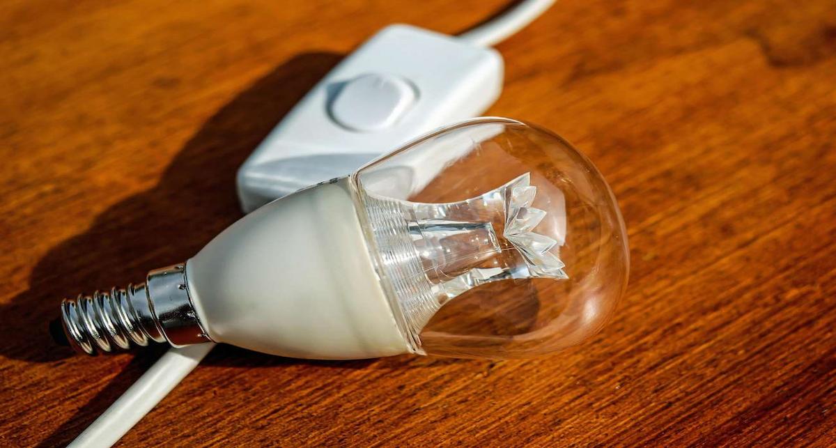 Según el análisis de FACUA, siete de cada diez viviendas tienen contratada una potencia superior a la que necesitan, lo que incrementa la factura de la luz.