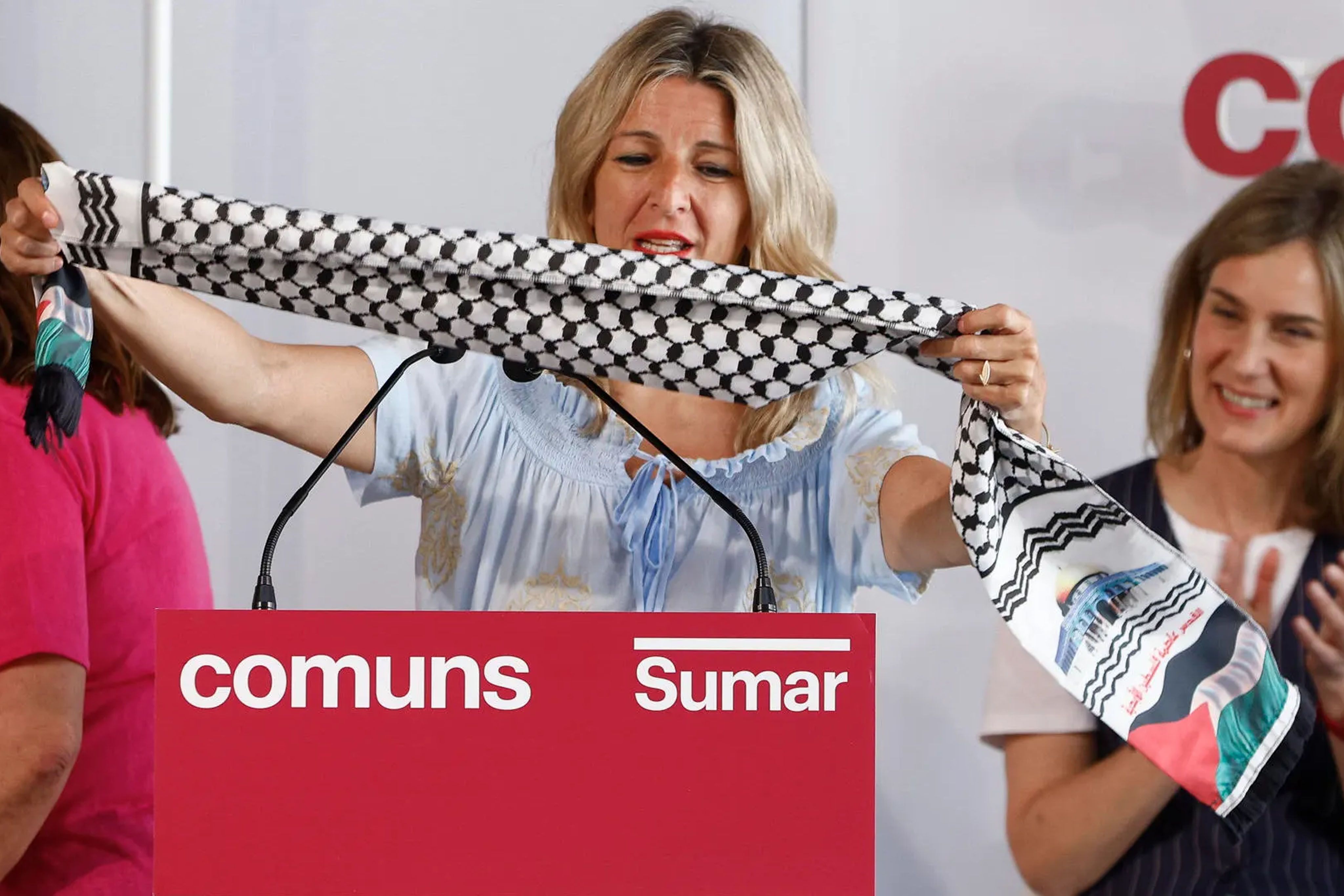 Yolanda Díaz con una bufanda palestina Sumar presiona al PSOE