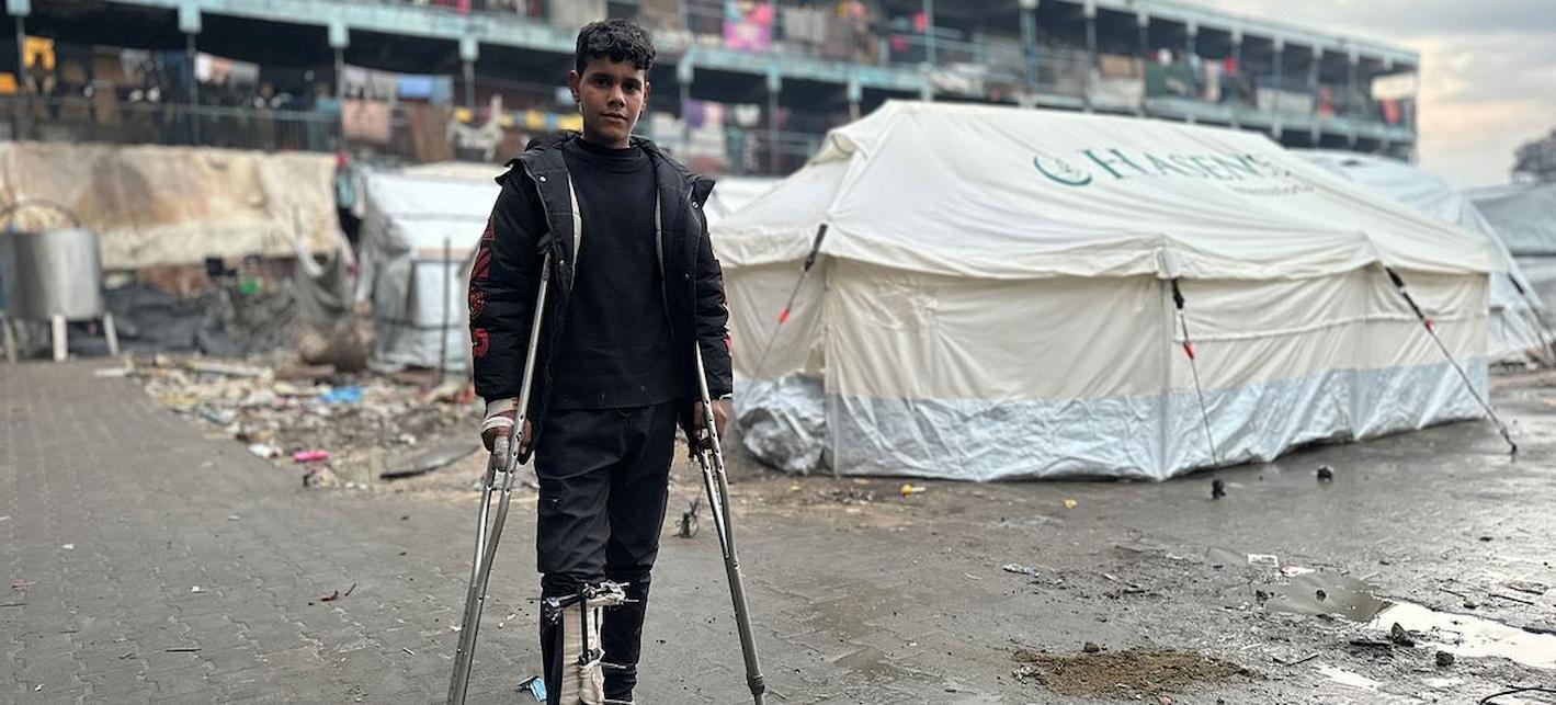 Muchos niños y jóvenes con discapacidad vivien en refugios temporales en Gaza. | Foto: UNRWA