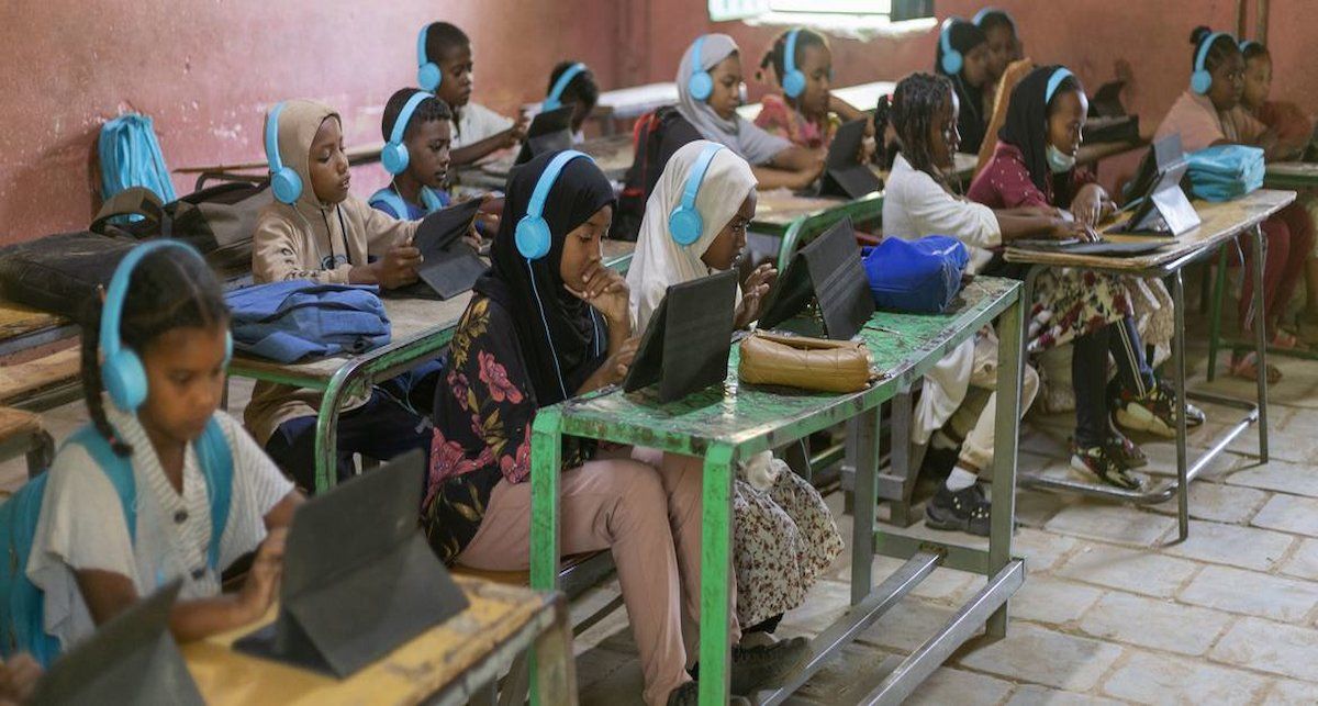 Los niños de Kassala, Sudán, estudian con la ayuda de tabletas digitales. | Foto: UNICEF/Ahmed Mohamdeen Elfatih