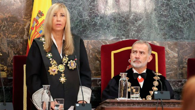 La ceremonia, celebrada en el Salón de Plenos del Tribunal Supremo, contó con la presencia del Rey Felipe VI, la presidenta del Supremo, Isabel Perelló