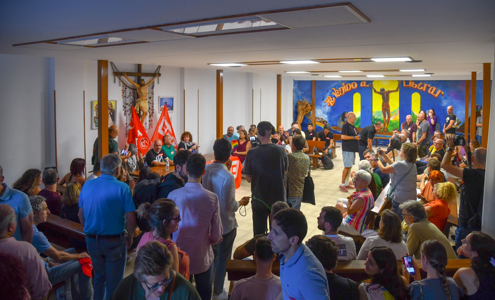 Asamblea previa al encierro sindical en la la iglesia de San Carlos Borromeo de Madrid, foto Agustín Millán Asamblea previa al encierro sindical en la la iglesia de San Carlos Borromeo de Madrid, foto Agustín Millán