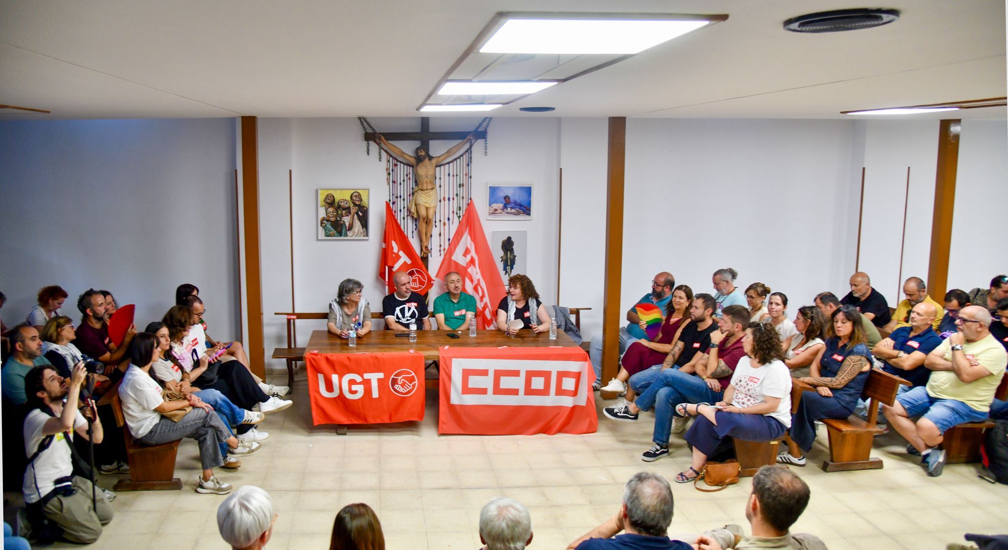 Asamblea previa al encierro sindical en la la iglesia de San Carlos Borromeo de Madrid, foto Agustín Millán Asamblea previa al encierro sindical en la la iglesia de San Carlos Borromeo de Madrid, foto Agustín Millán