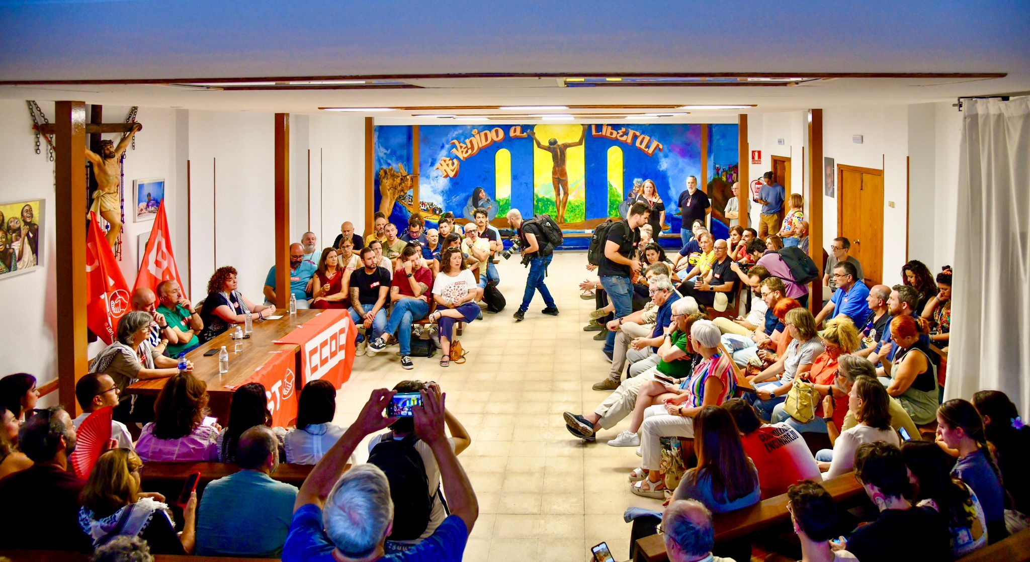 Asamblea previa al encierro sindical en la la iglesia de San Carlos Borromeo de Madrid, foto Agustín Millán Asamblea previa al encierro sindical en la la iglesia de San Carlos Borromeo de Madrid, foto Agustín Millán