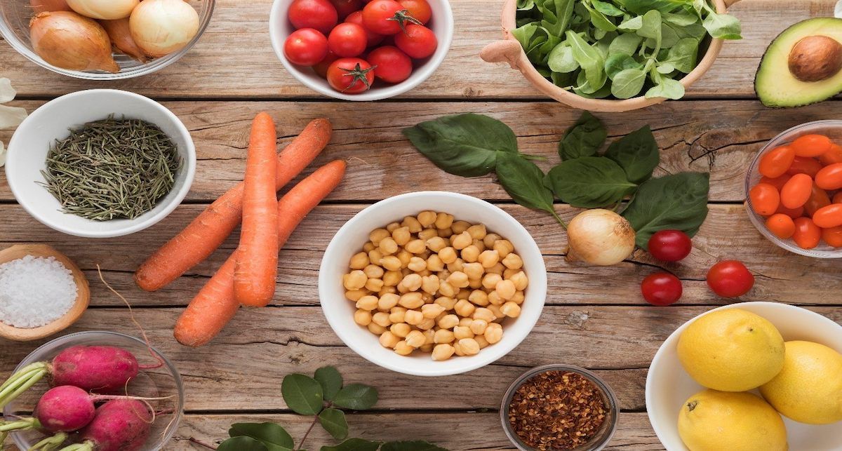 Una dieta materna rica en proteínas vegetales y fibra favorece un microbioma infantil más saludable.  Foto: Freepik