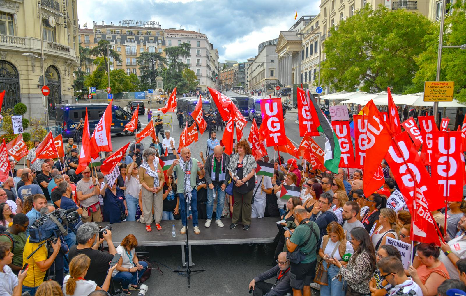 Concentración de UGT y CCOO en el Congreso: Protesta por la Reducción de la Jornada Laboral, foto Agustín Millán