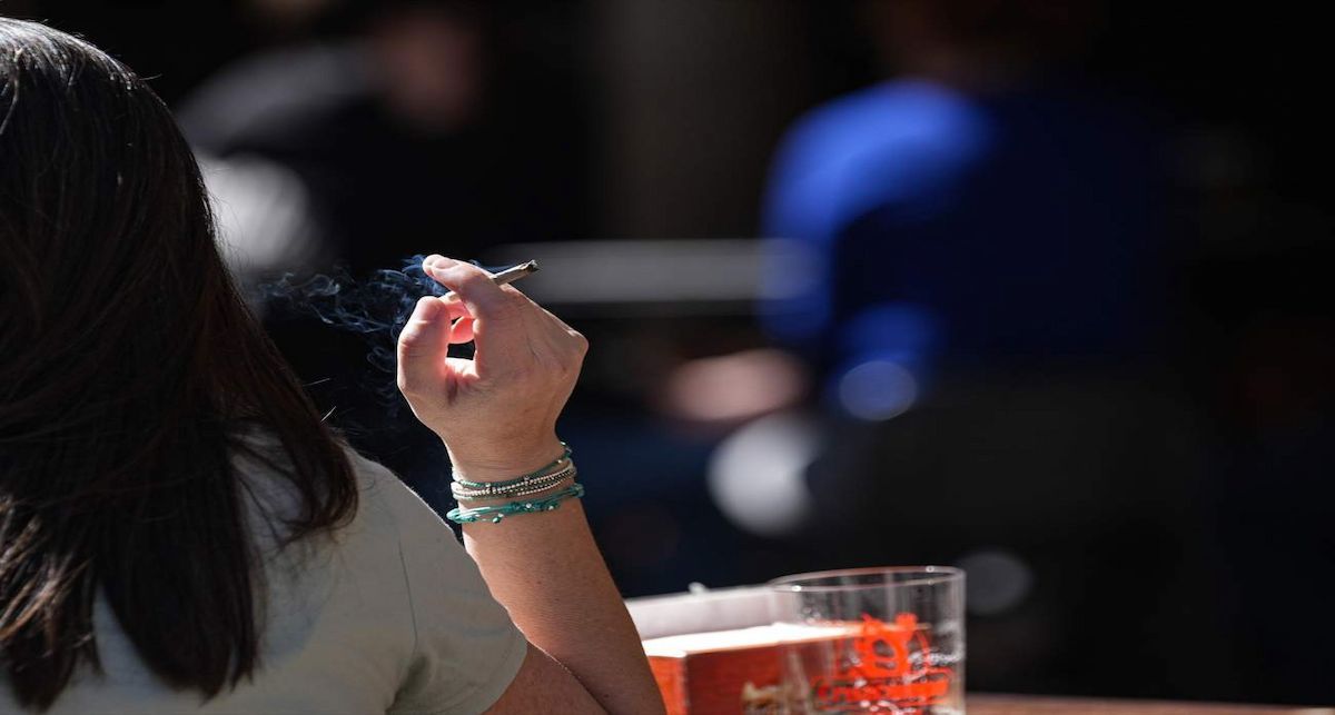 El anteproyecto ahora aprobado por el Consejo de Ministros regula también los cigarrillos electrónicos, las bolsas de nicotina de uso oral, los productos a base de hierba aunque no tengan tabaco y los dispositivos para el consumo de productos calentados. | Foto: FACUA