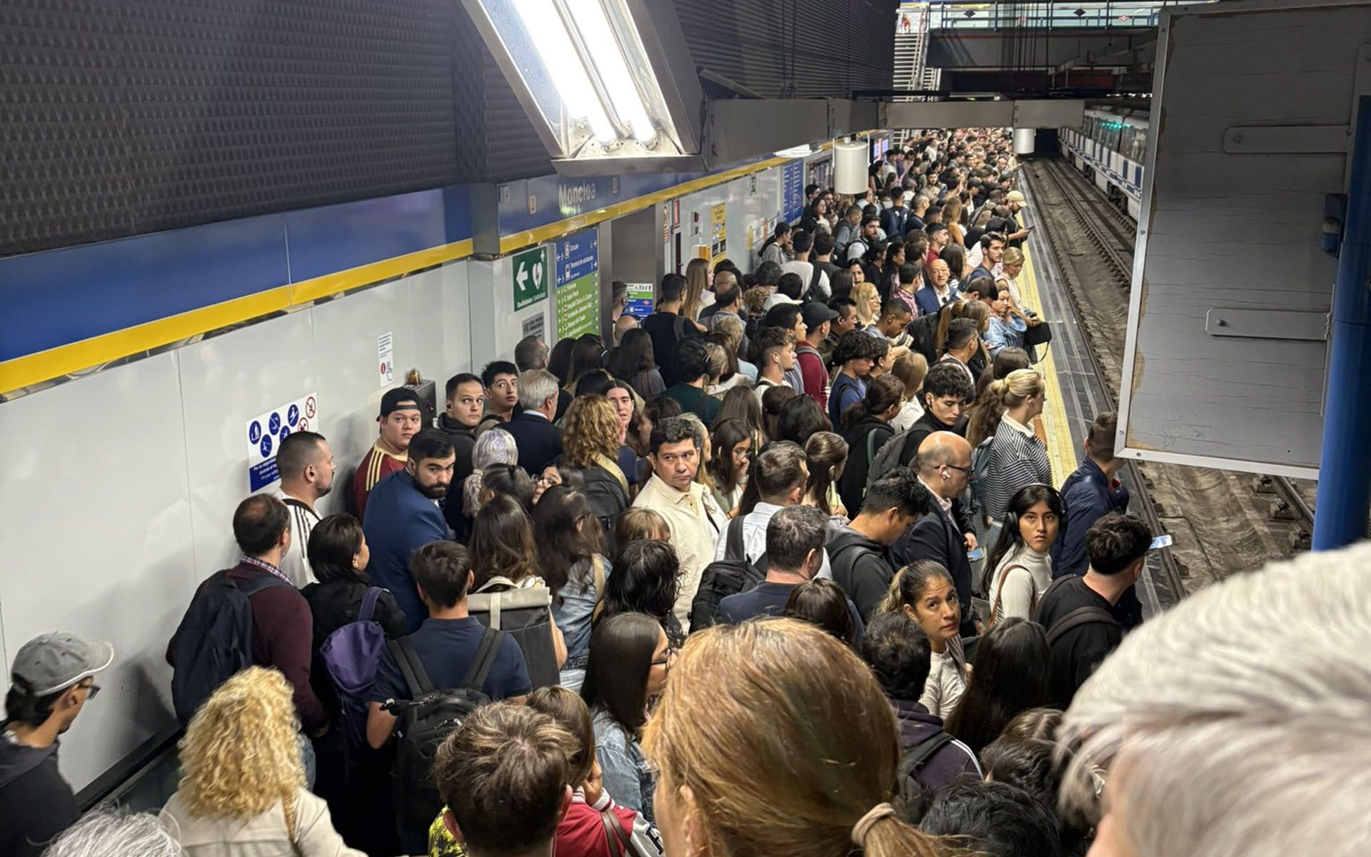 Ayuso presume en el atril, Madrid se atasca en el andén provocando el caos en el metro