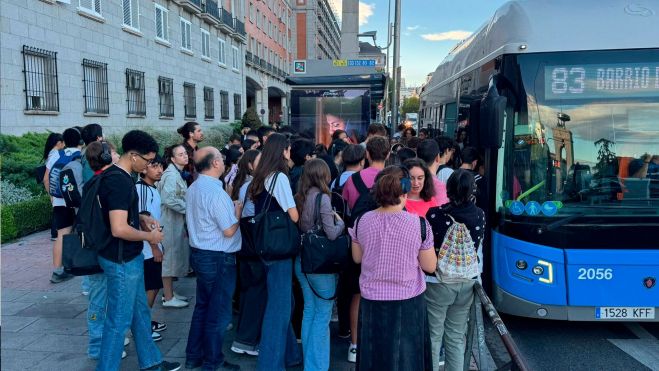 Miles de usuarios, la mayoría universitarios esperando algún autobús que les lleve a la Ciudad Universitaria, algunos con poco éxito
