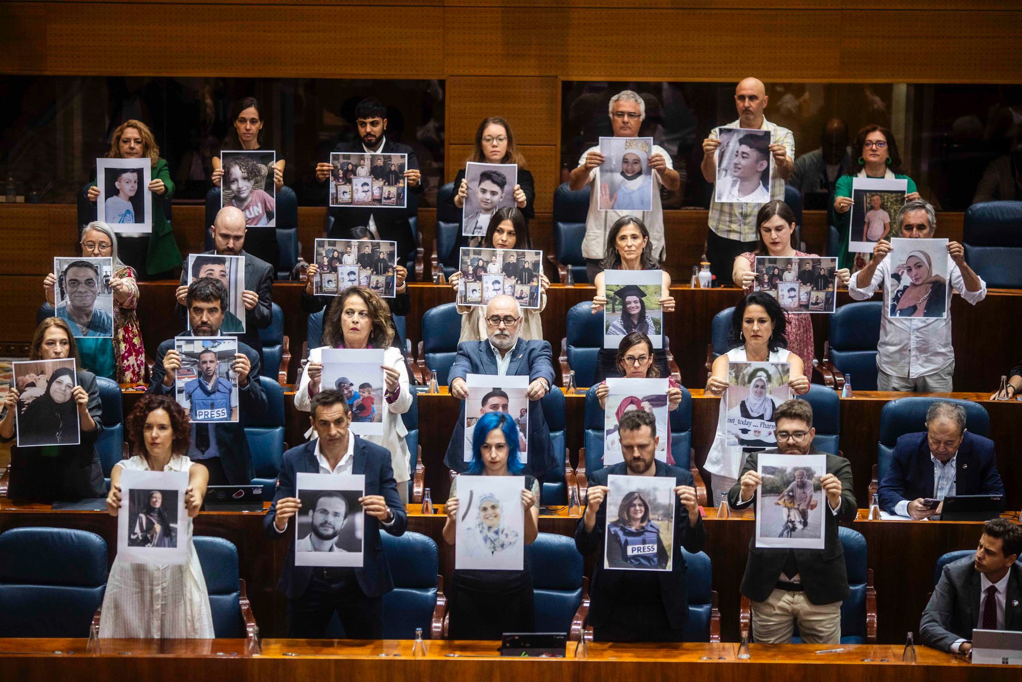Diputados y diputadas de Más Madrid, con imágenes de palestinos asesinados por el ejército de Israel