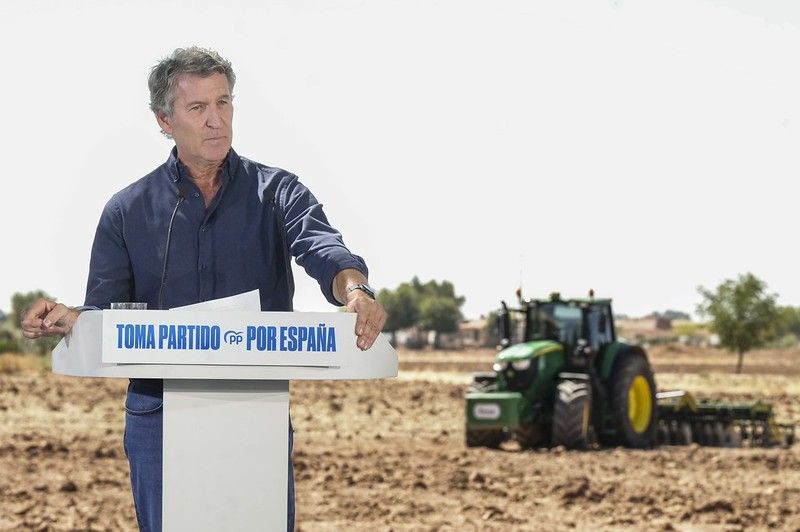 Feijóo se indigna por la política que él encarna