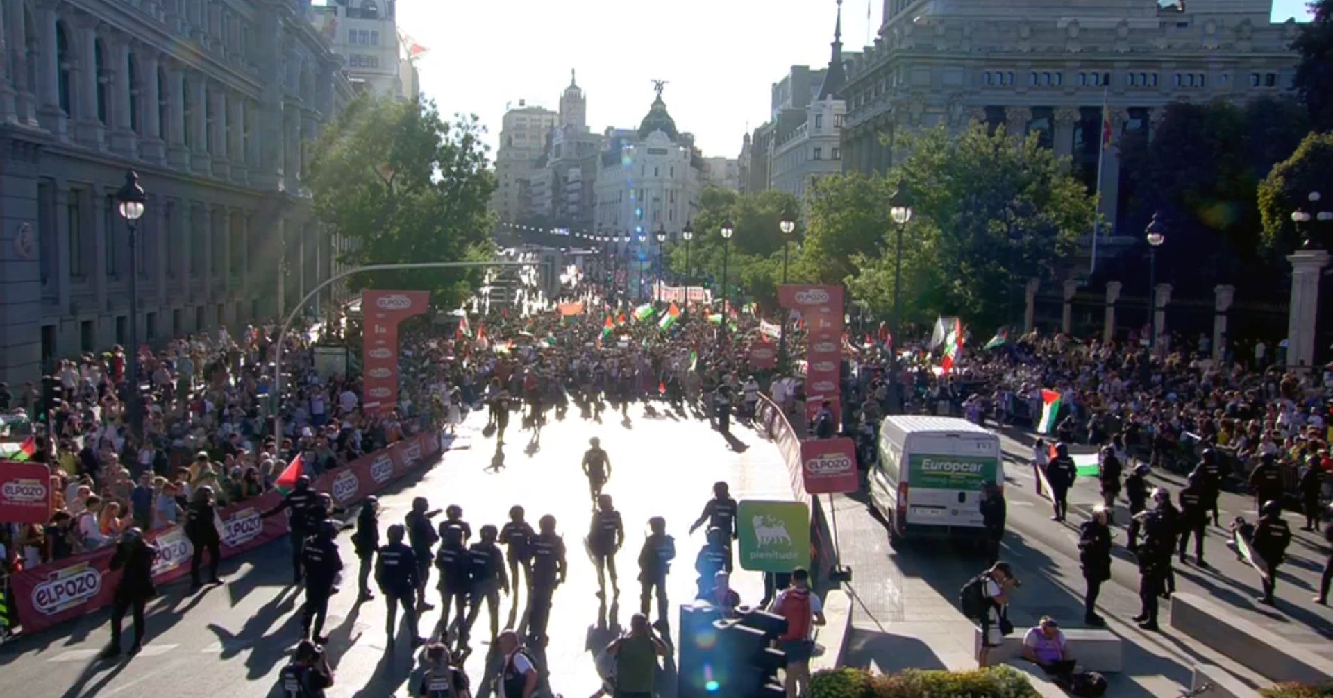 Madrid, con la dignidad que les falta a sus dirigentes conservadores en el poder, detuvo la Vuelta ciclista a España 2025 para denunciar el genocidio en Gaza Madrid, con la dignidad que les falta a sus dirigentes conservadores en el poder, detuvo la Vuelta ciclista a España 2025 para denunciar el genocidio en Gaza