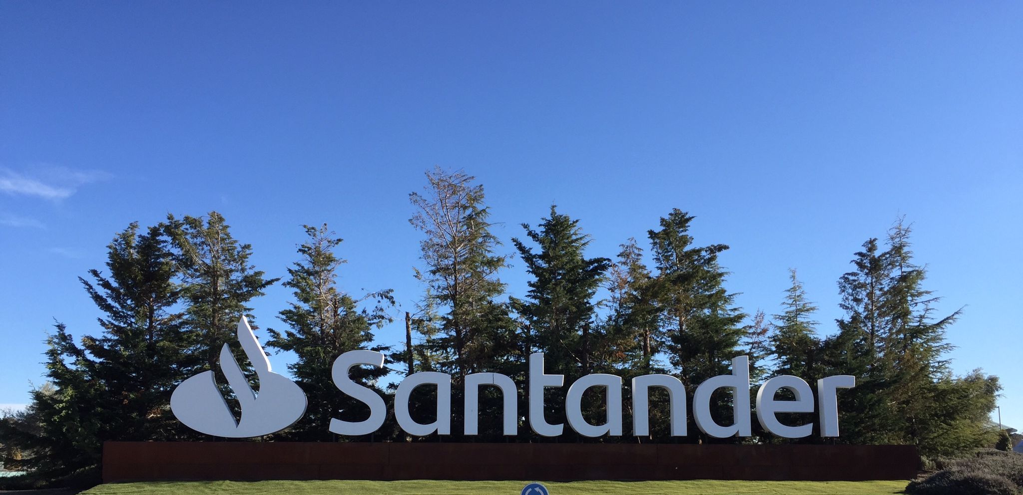 Logo de Banco Santander en la rotonda de acceso a la Ciudad Financiera