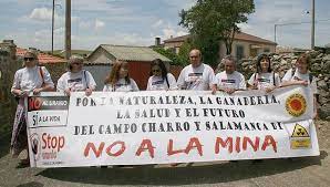 imagen de protestas contra la mina de uranio que el PP quiere poner en Salamanca.