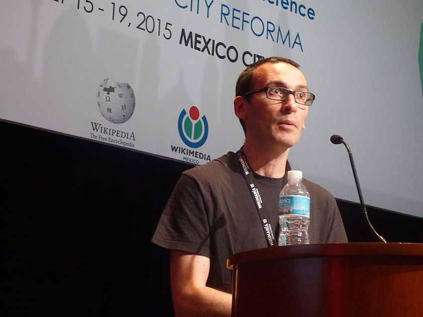cesar_rendueles_durante_su_conferencia_en_wikimania_2015_06