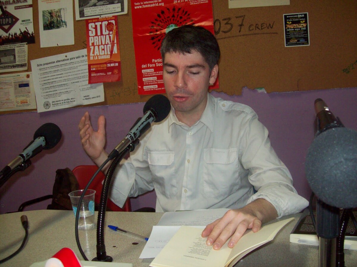 Miguel Pastrana recitando en Radio Vallekas (noviembre de 2009)