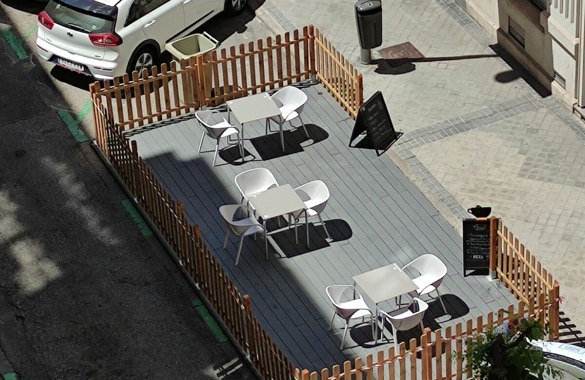 Terraza sobre la calzada en Madrid