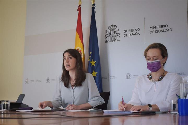 La ministra de Igualdad, Irene Montero, y la delegada del Gobierno contra la Violencia de Género, Victoria Rosell