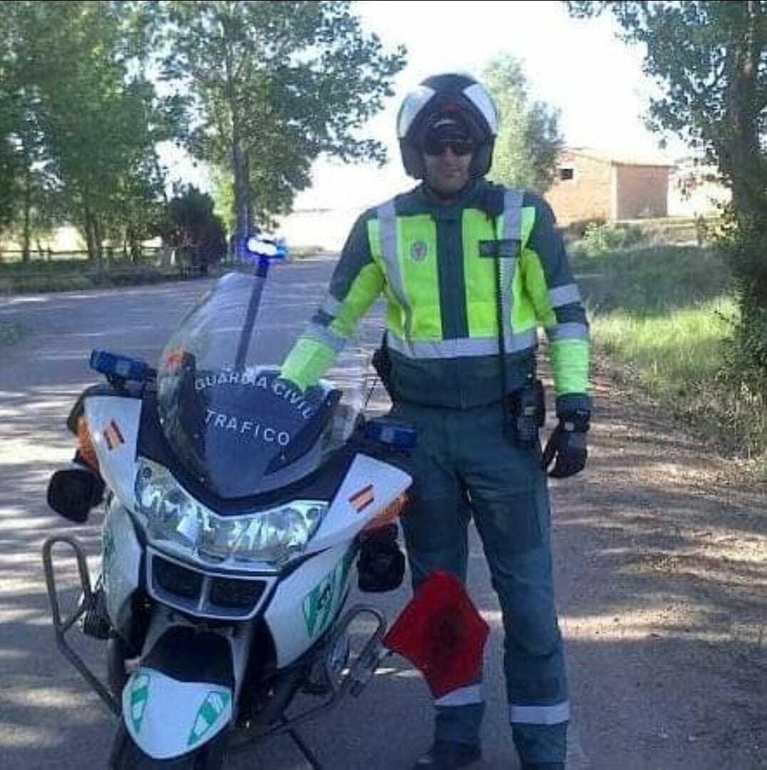 El guardia civil, antes de sufrir el accidente con esta misma moto.