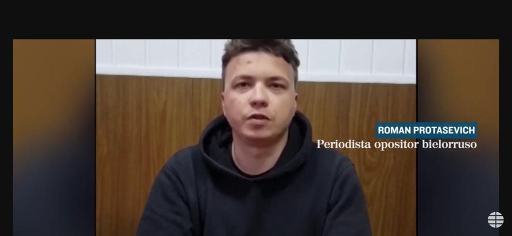 El periodista bielorrusio detenido confiesa en la televisión de su país en hora de máxima audiencia.