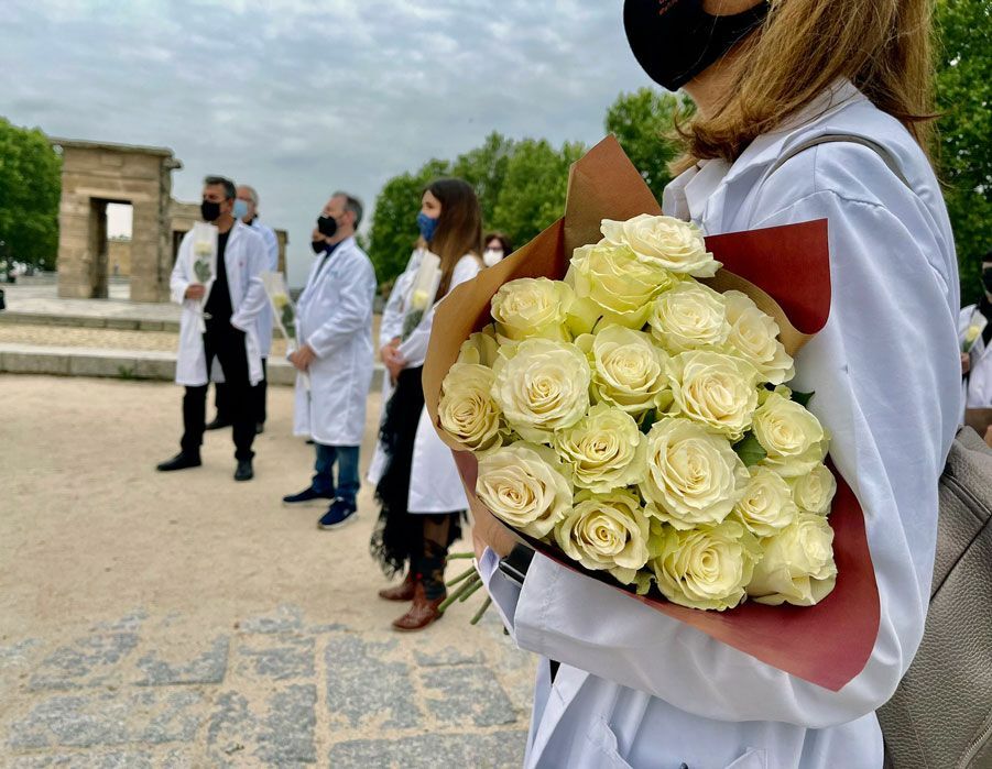 Los-sanitarios-madrileños-homenajean-a-los-médicos-fallecidos-por-la-Covid-19-1