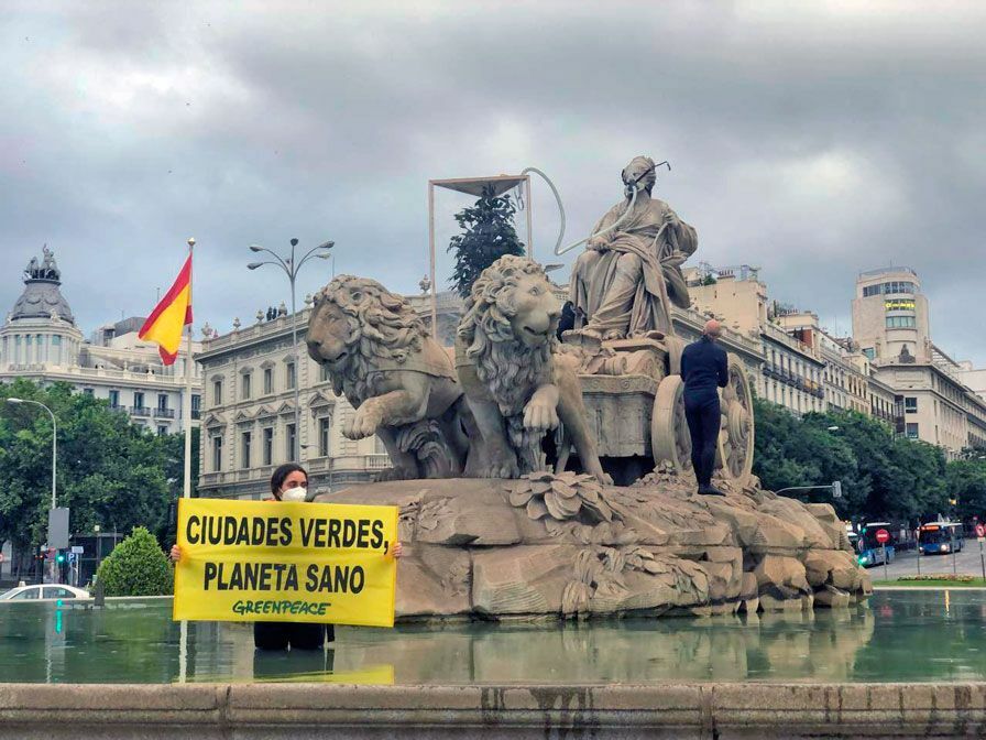 Detenidos-activistas-de-Greenpeace-por-poner-una-mascarilla-a-La-Cibeles,-foto-Greenpeace