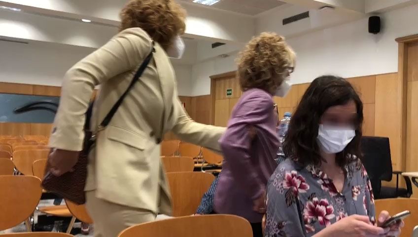 Irune Costumero saca a su madre de la sala por indicación de la jueza tras sufrir un ataque de ansiedad