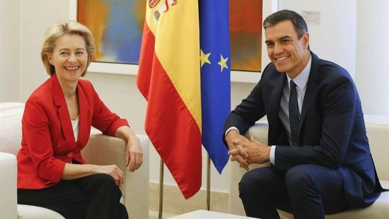 Ursula von der Leyen junto a Pedro Sánchez durante una visita a España.