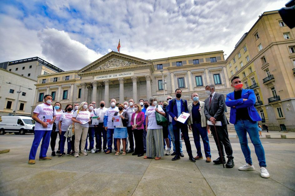 La-asociación-Asjubi40-entrega-un-escrito-en-el-Congreso-con-varios-diputados--de-la-Comisión-del-Pacto-de-Toledo.-Foto-Agustín-Millán