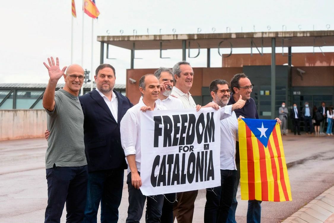 Emotiva salida de prisión tras el indulto de los políticos catalanes