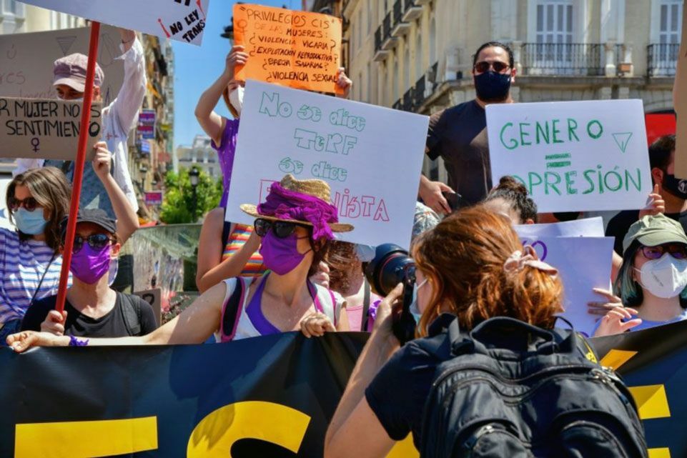 Manifestacion-del-Movimiento-Feminista-contra-la-Ley-Trans-foto-Agustin-Millán-2-1068x712