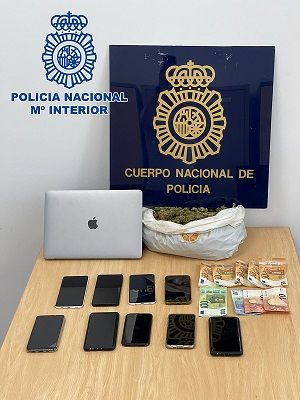 Móviles y dinero requisados a la banda criminal. Foto Policía Nacional