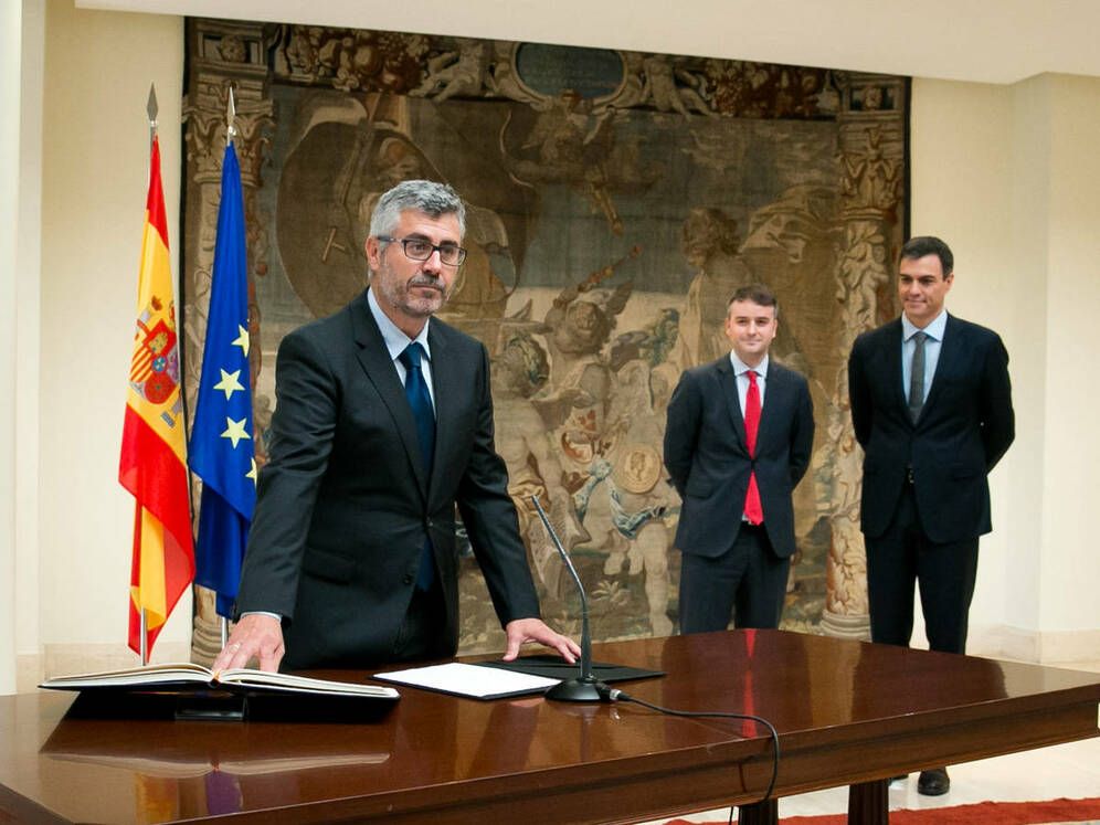 Miguel Ángel Oliver, secretario de Estado de Comunicación, tomando posesión de su cargo en la Moncloa, ante Pedro Sánchez e Iván Redondo. (Fernando Calvo | Moncloa). En otros tiempos