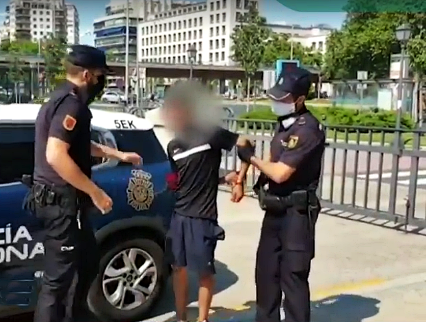 Imagen de la detención del agresor que reventó un ojo a un enfermero que le pidió que se pusiera la mascarilla en el Metro de Madrid.