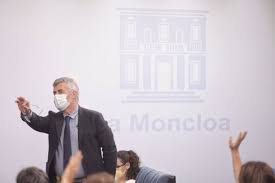 Miguel Ángel Oliver, organizando una rueda de prensa en Moncloa