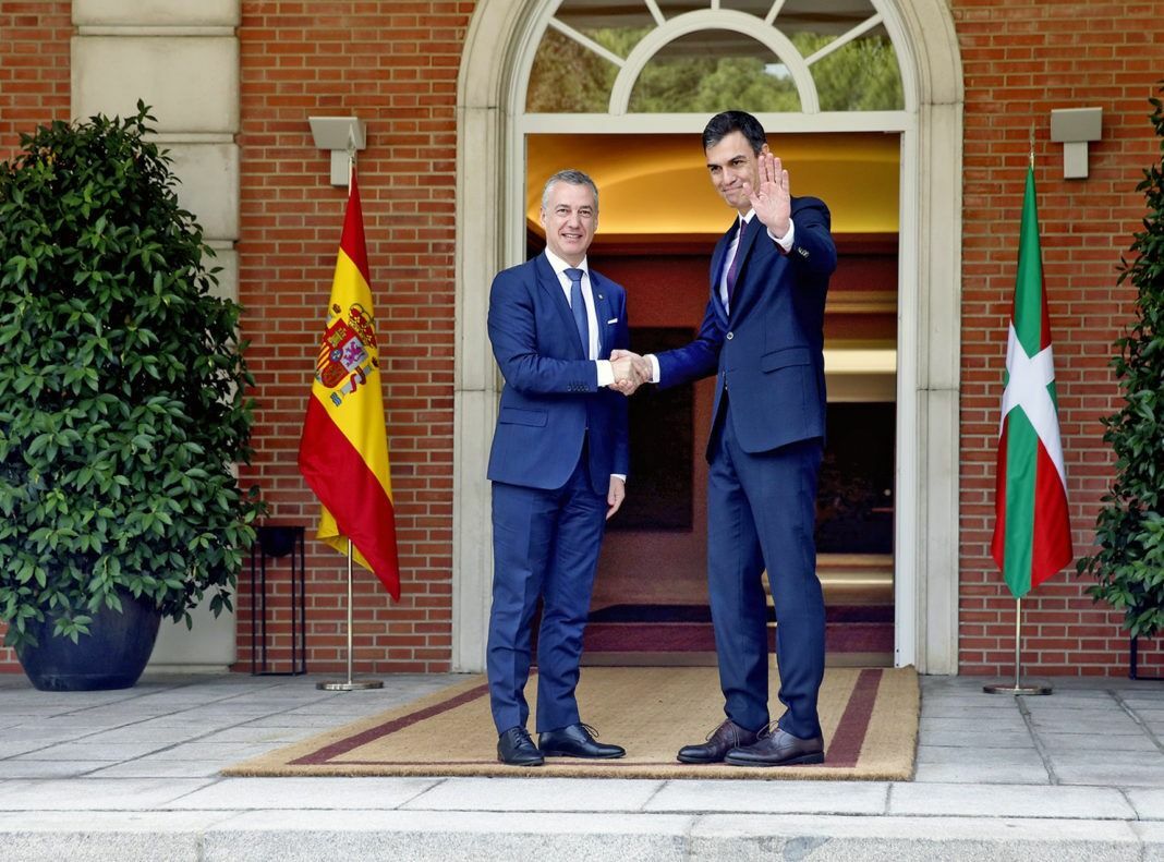 Imagen de Urkullu en Moncloa con Sánchez tras el confianmiento